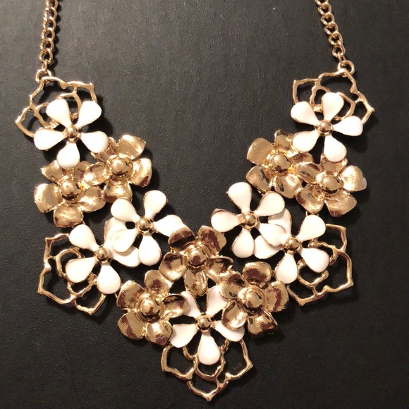 ❗️NEW❗️ gold / white flower statement necklace - Picture 3 of 3